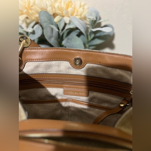 In Excellent Condition Michael Kors Raven Large Raven Gold Leather Shoulder Bag - Picture 8 of 9